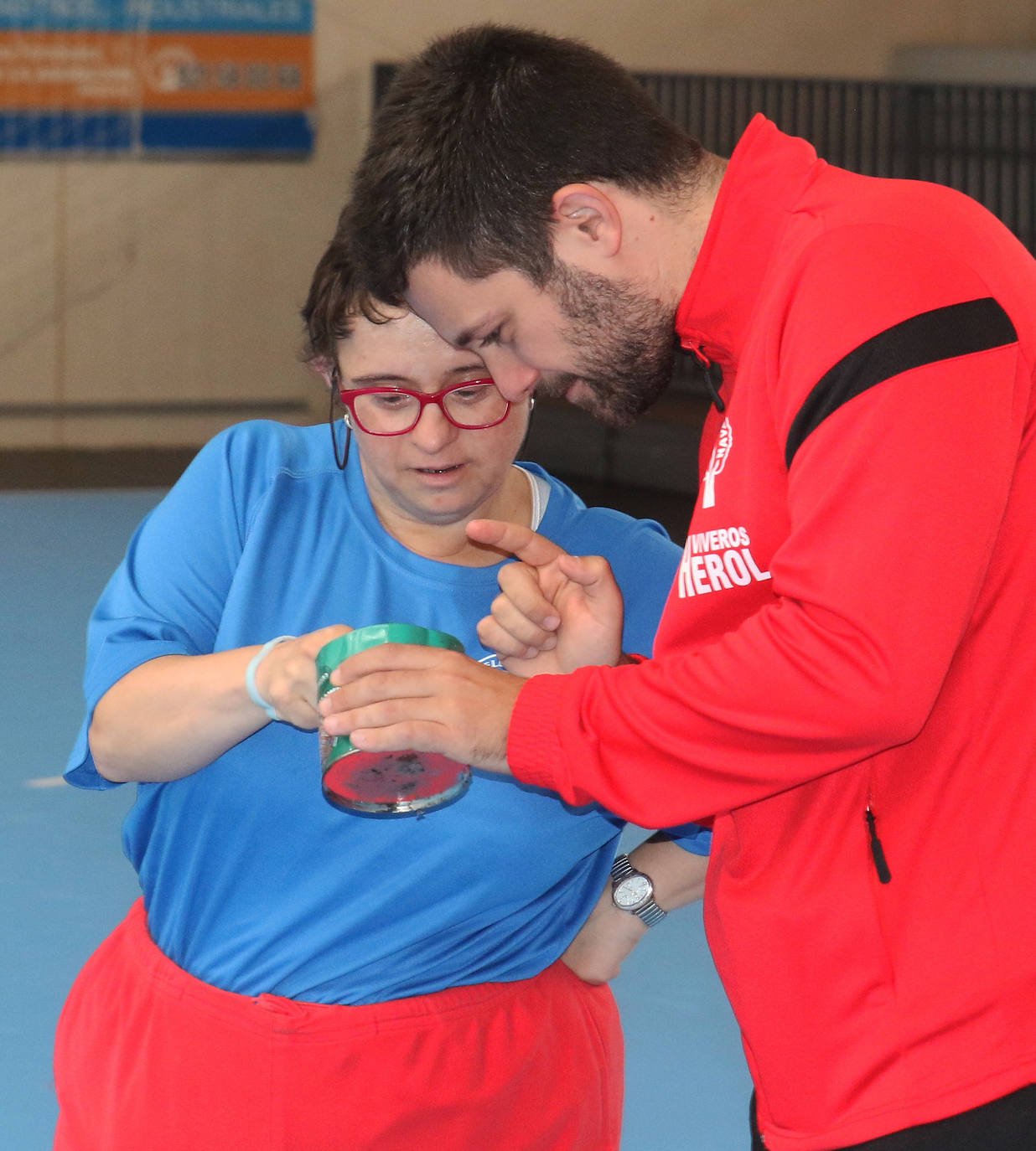 Entrenamiento del Balonmano Nava con miembros de la Fundación Personas 