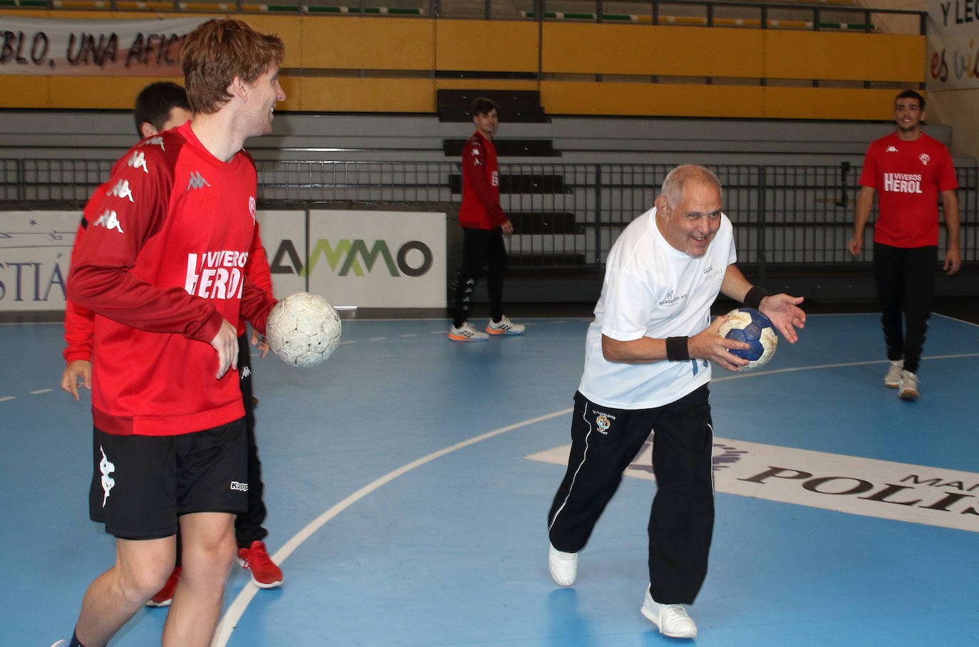 Entrenamiento del Balonmano Nava con miembros de la Fundación Personas 