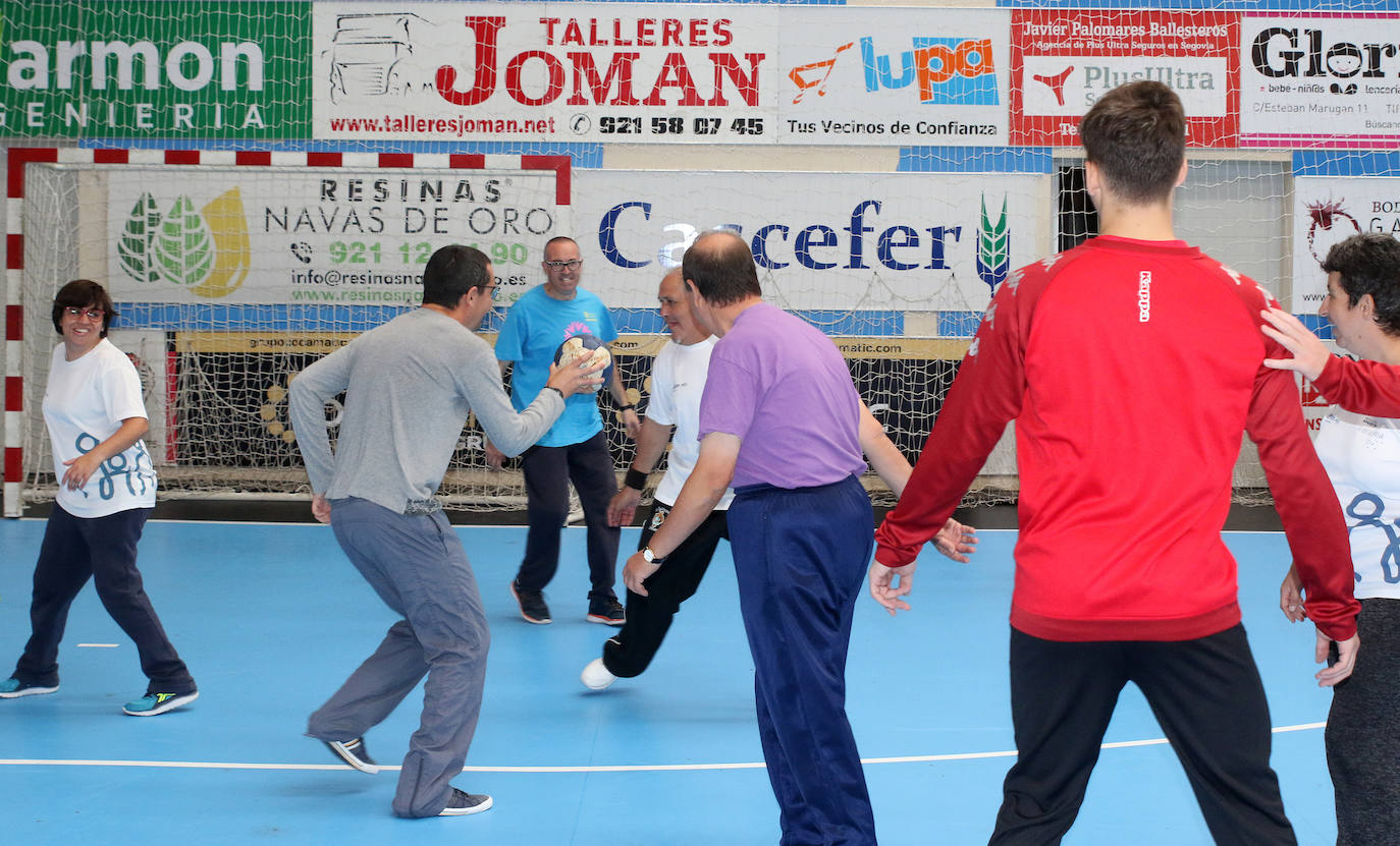 Entrenamiento del Balonmano Nava con miembros de la Fundación Personas 