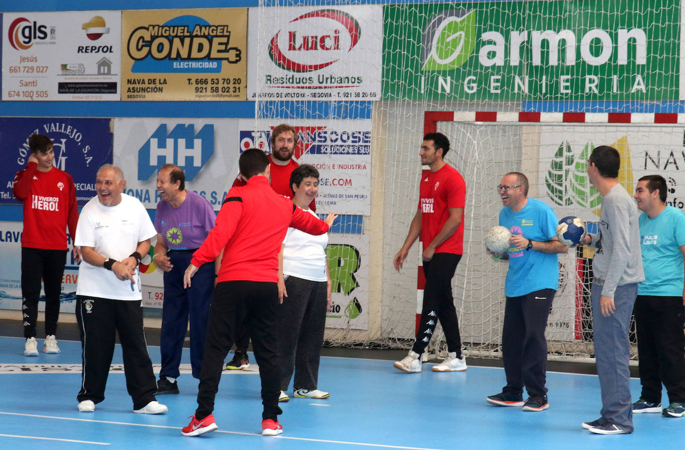 Entrenamiento del Balonmano Nava con miembros de la Fundación Personas 