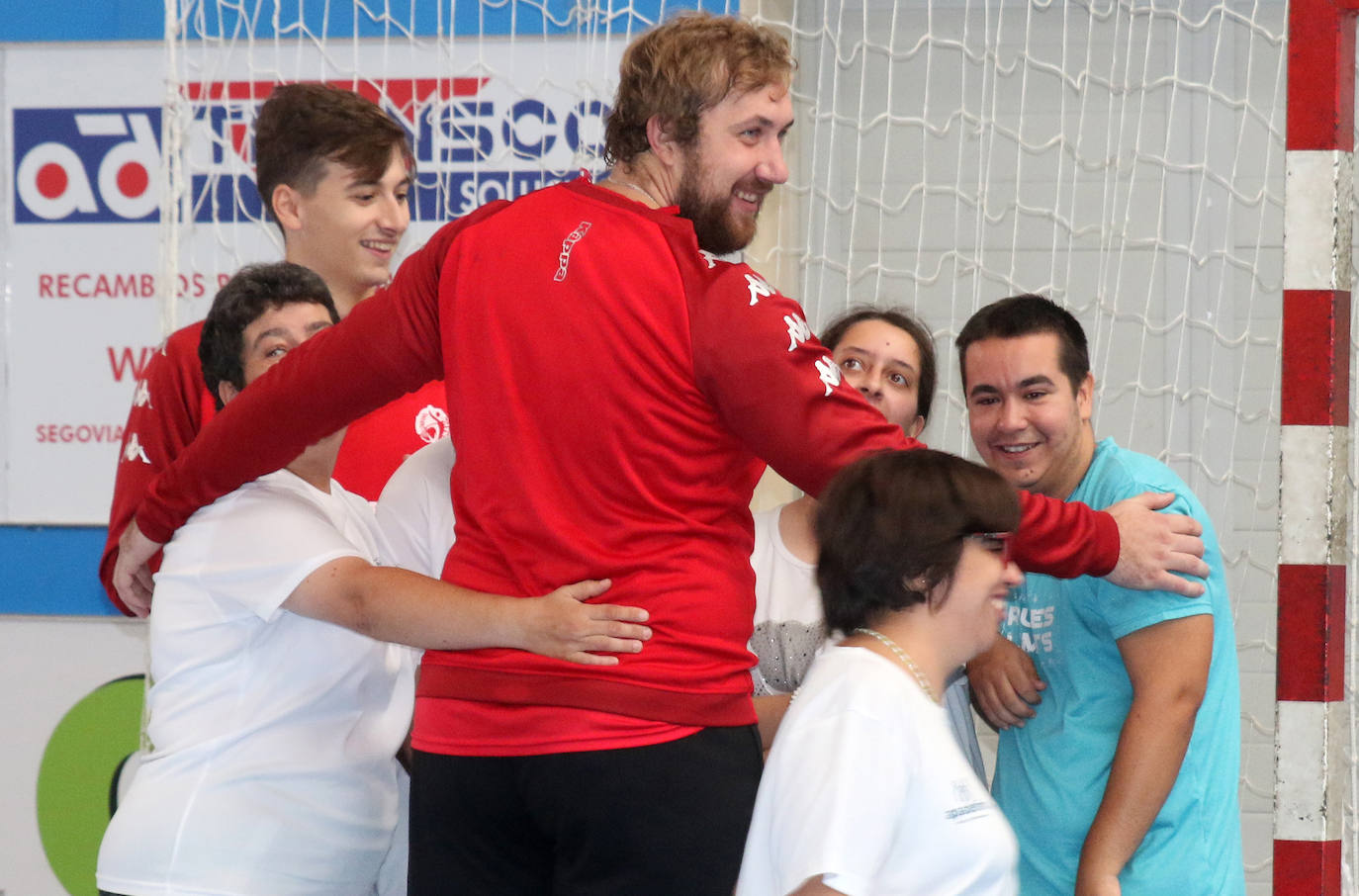 Entrenamiento del Balonmano Nava con miembros de la Fundación Personas 