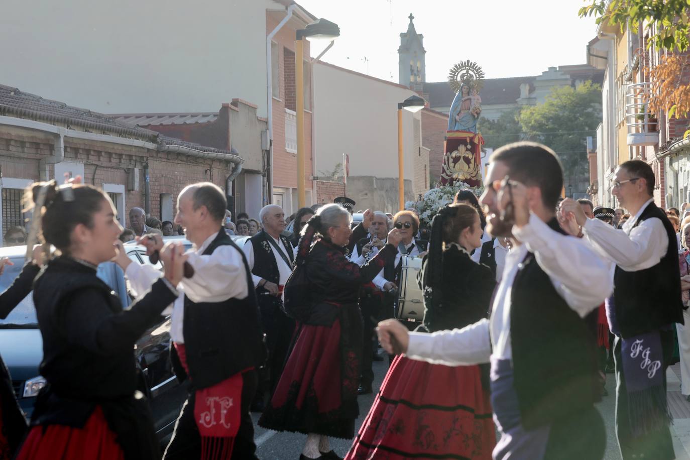 Fotos: El barrio de La Pilarica de Valladolid procesiona a su Virgen en el día del Pilar