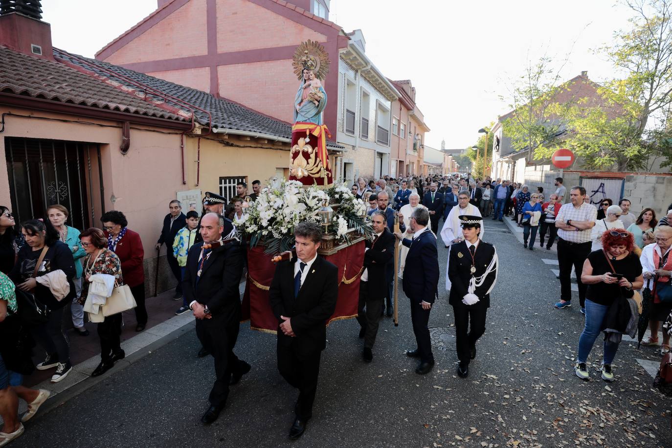 Fotos: El barrio de La Pilarica de Valladolid procesiona a su Virgen en el día del Pilar