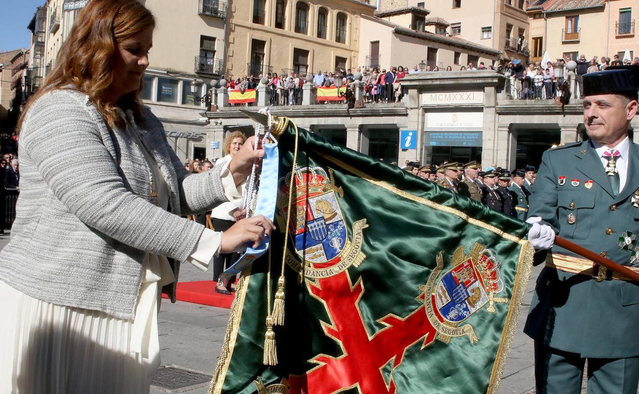 La alcaldesa coloca la Medalla de Oro de la ciudad en el estandarte de la Guardia Civil en el acto de este miércoles, Día del Pilar. 