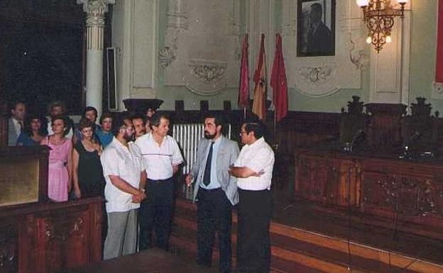 Una delegación de Morelia visita Valladolid en 1982, recibida en el salón de plenos del Ayuntamiento por el entonces alcalde Tomás Rodríguez Bolaños.