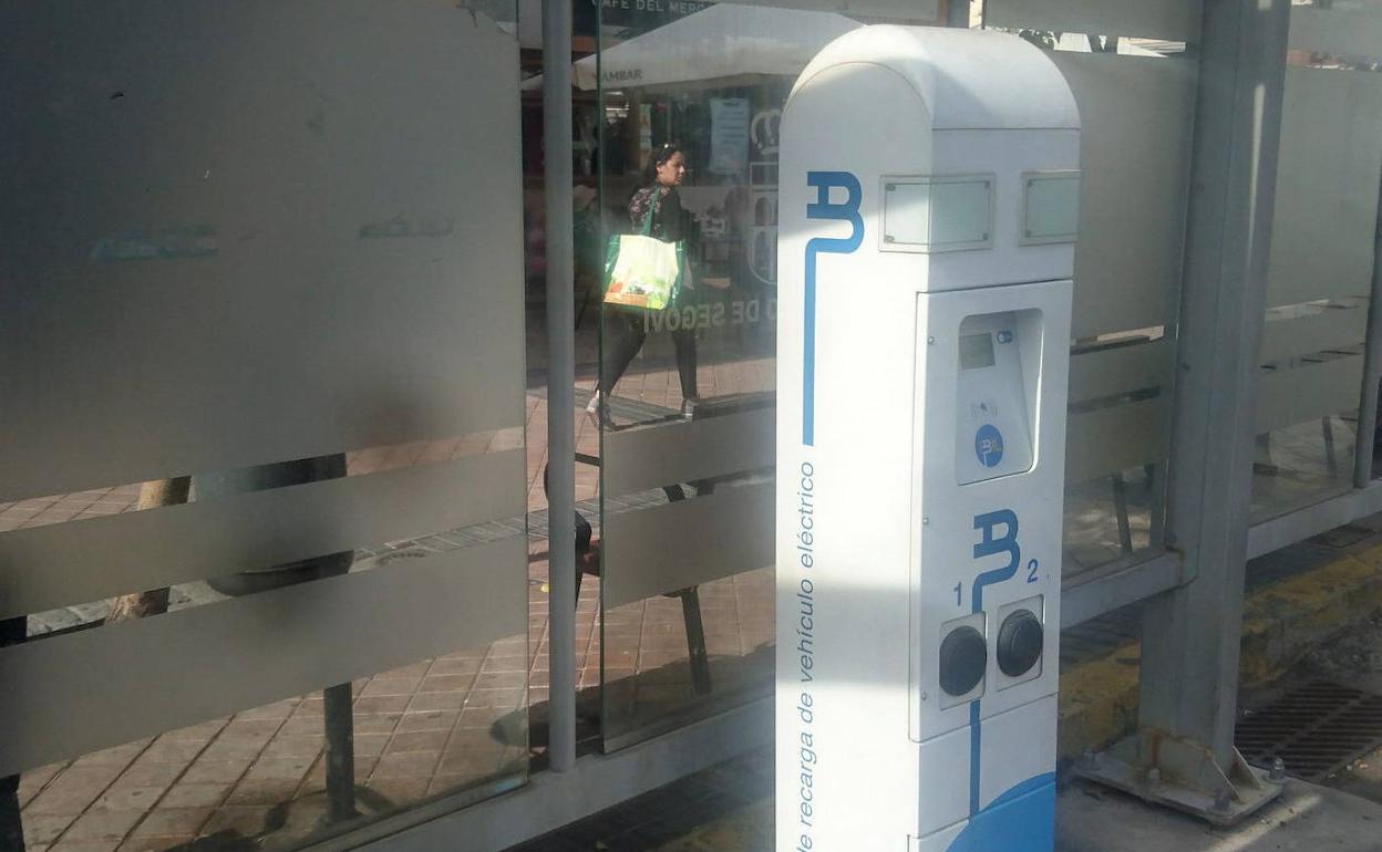 Punto de recarga para vehículos eléctricos ubicado en la estación de autobuses de Segovia. 