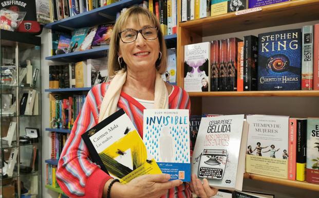 Eva Real, con sus recomendaciones en la librería Goyo. 