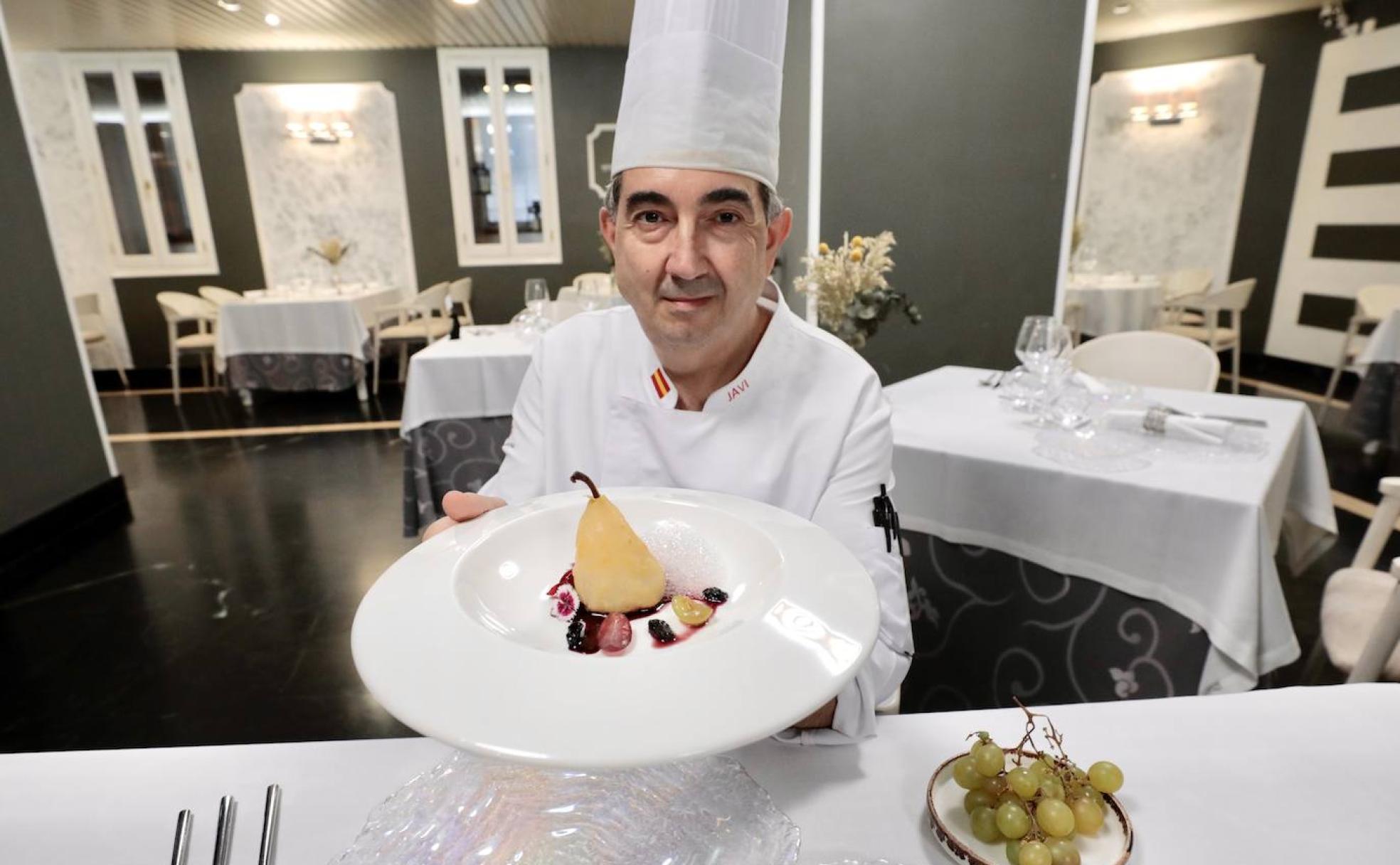 Javier Talavera muestra su postre de pera al vino verdejo con pasas y reducción de tinto.