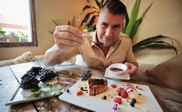 Imagen principal - La confitura de esta tarta de queso se elabora con uva tempranillo, como muestra Alfonso del Caño, de Corinto.