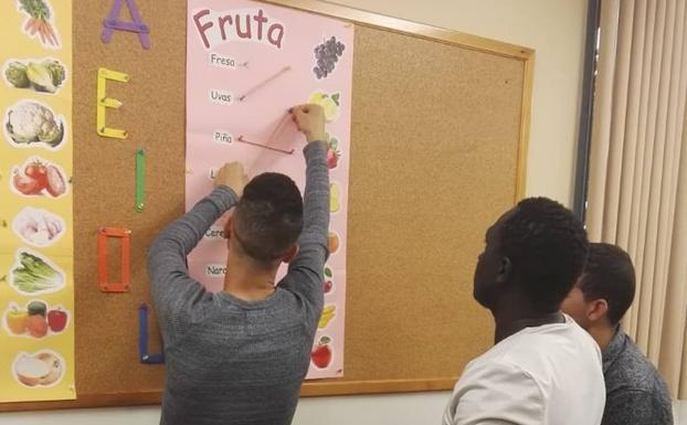 Inmigrantes en un curso de español en la Asociación Vecinal Rondilla. 