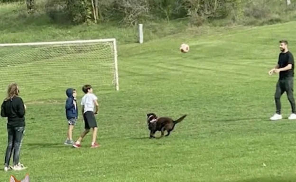 Gerard Piqué con sus hijos y su novia Clara Chía, jugando al fútbol. 