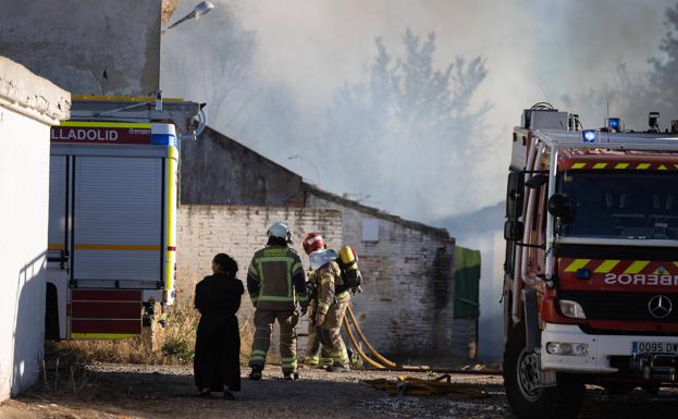 Arden cuatro naves okupadas en el Camino Palomares de Valladolid