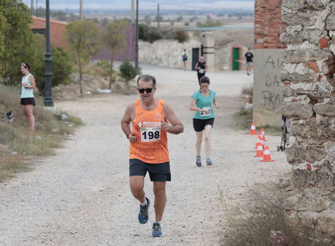 Fotos: Centenares de corredores participan en la segunda etapa del circuito Corriendo Entre Viñas en Cigales