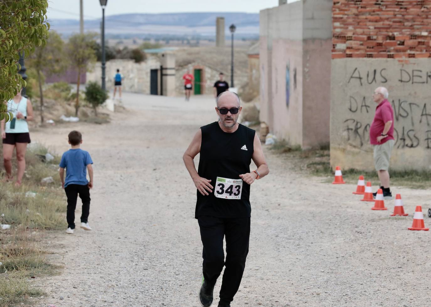 Fotos: Centenares de corredores participan en la segunda etapa del circuito Corriendo Entre Viñas en Cigales