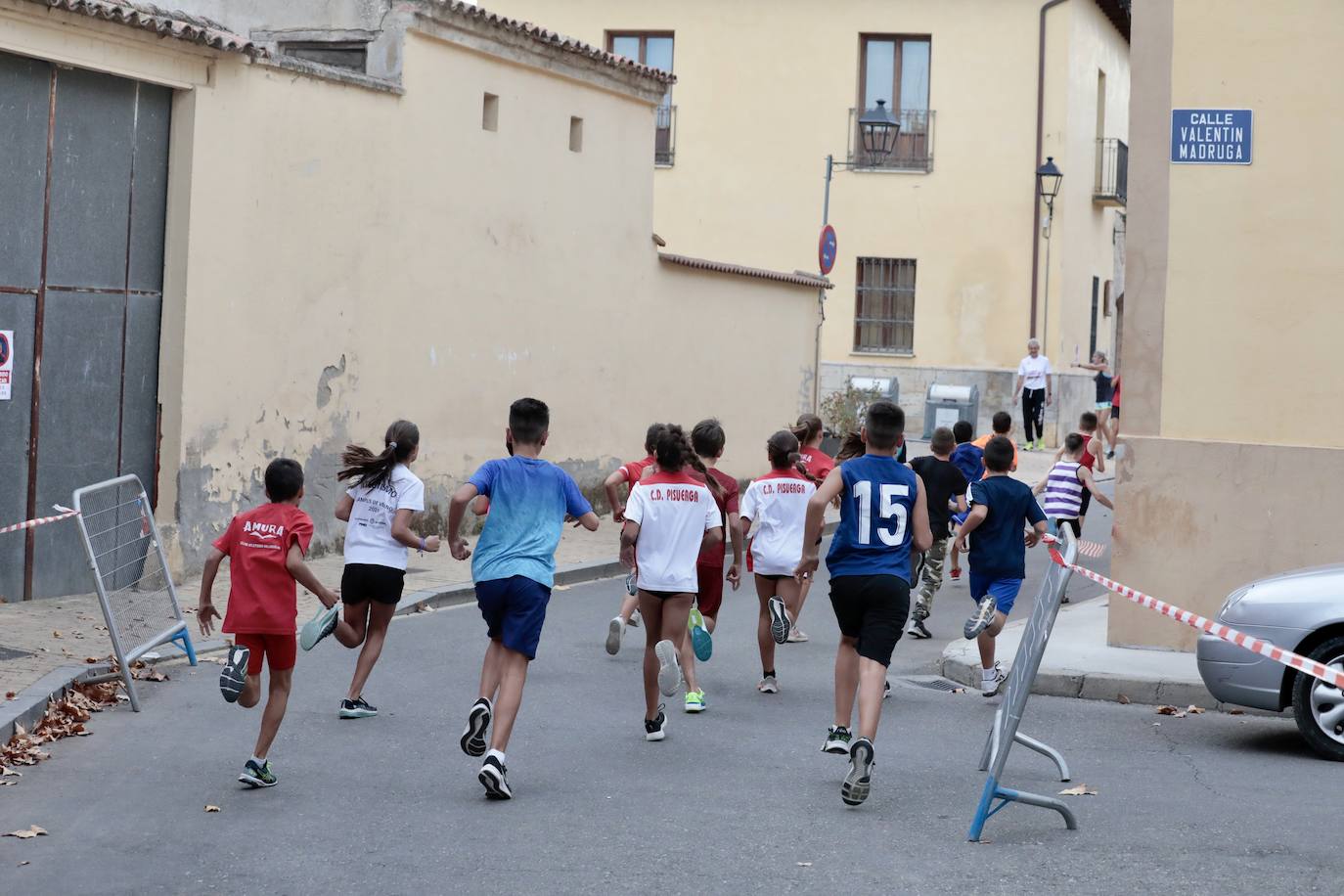 Fotos: Centenares de corredores participan en la segunda etapa del circuito Corriendo Entre Viñas en Cigales