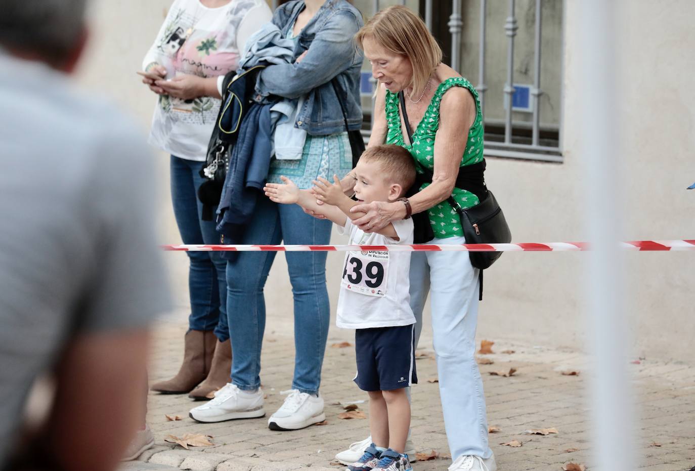 Fotos: Centenares de corredores participan en la segunda etapa del circuito Corriendo Entre Viñas en Cigales