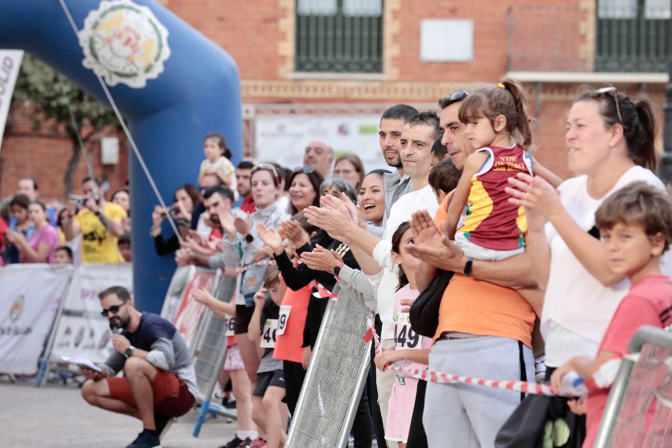 Fotos: Centenares de corredores participan en la segunda etapa del circuito Corriendo Entre Viñas en Cigales