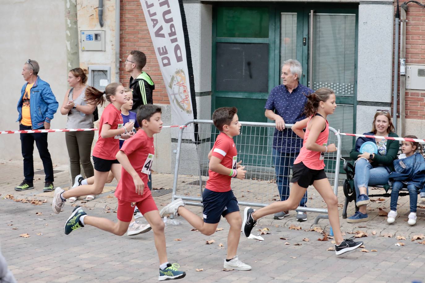 Fotos: Centenares de corredores participan en la segunda etapa del circuito Corriendo Entre Viñas en Cigales