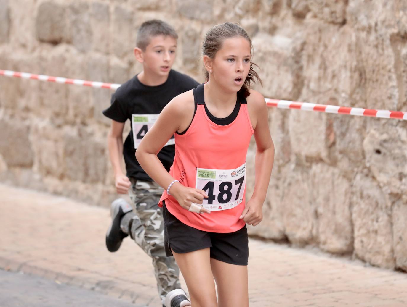 Fotos: Centenares de corredores participan en la segunda etapa del circuito Corriendo Entre Viñas en Cigales