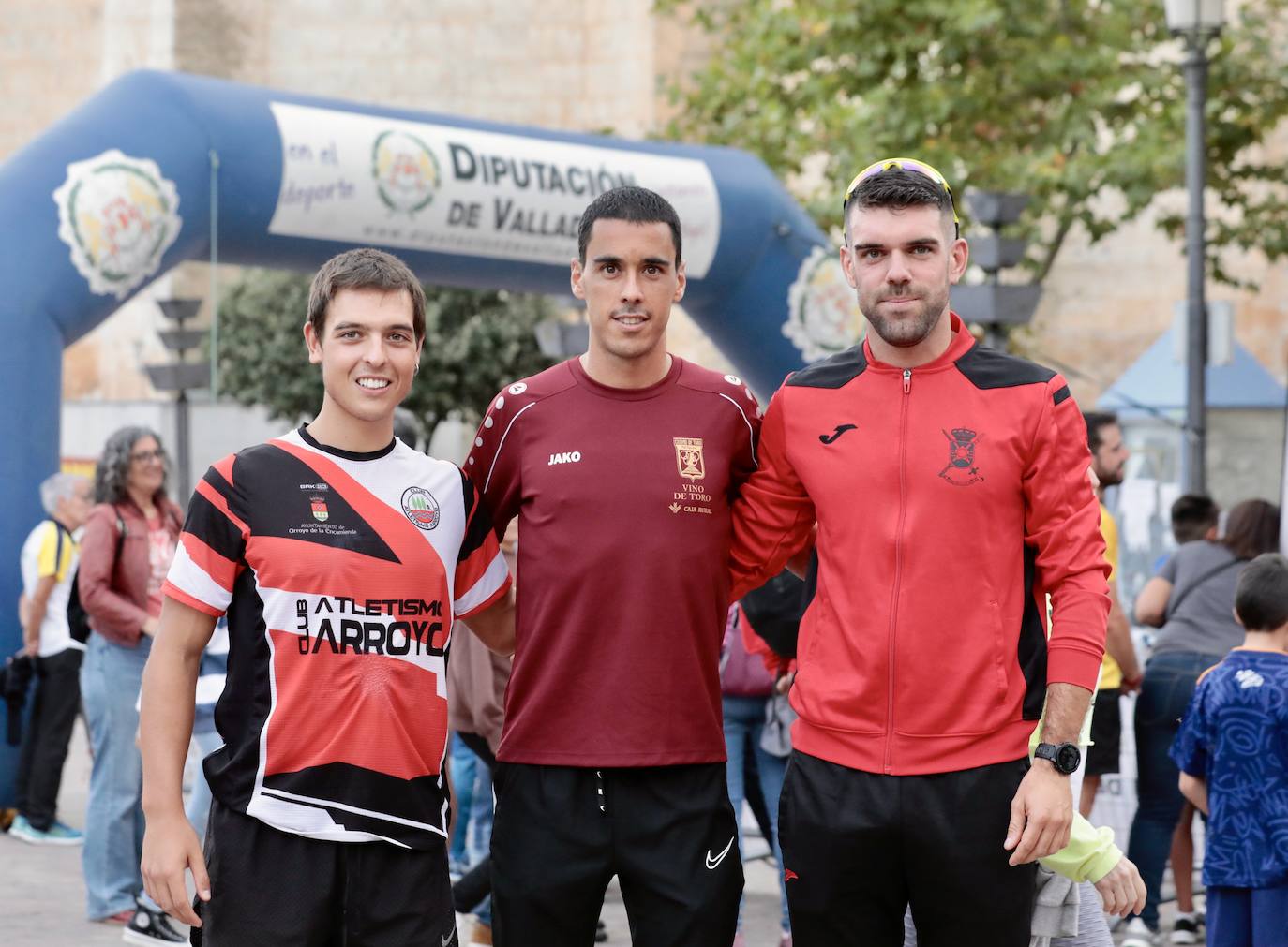 Fotos: Centenares de corredores participan en la segunda etapa del circuito Corriendo Entre Viñas en Cigales