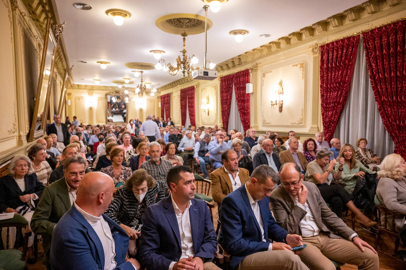 Fotos: El Casino de Palencia recibe al excoronel jefe de la UCO Manuel Sánchez Corbí