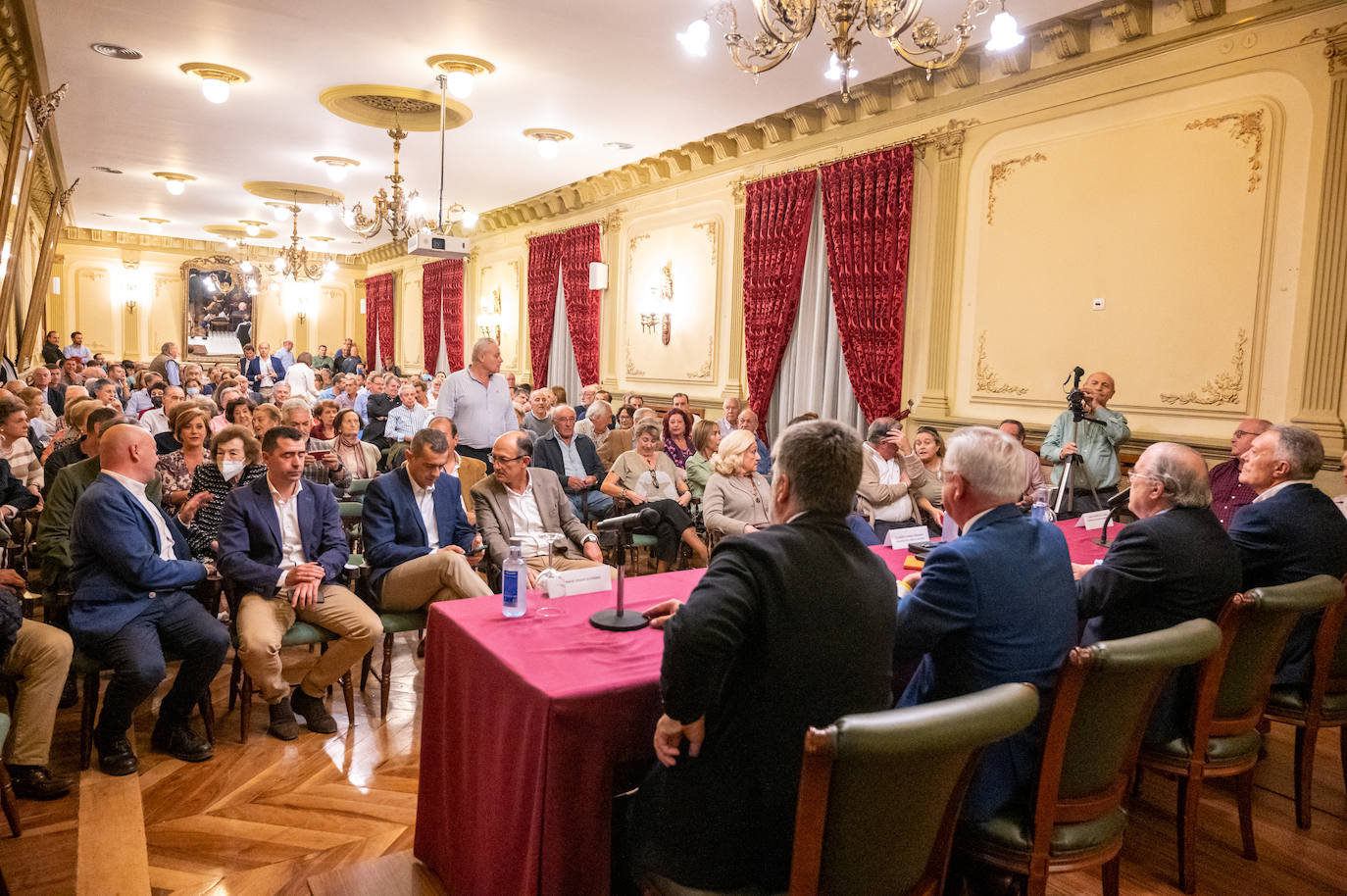 Fotos: El Casino de Palencia recibe al excoronel jefe de la UCO Manuel Sánchez Corbí