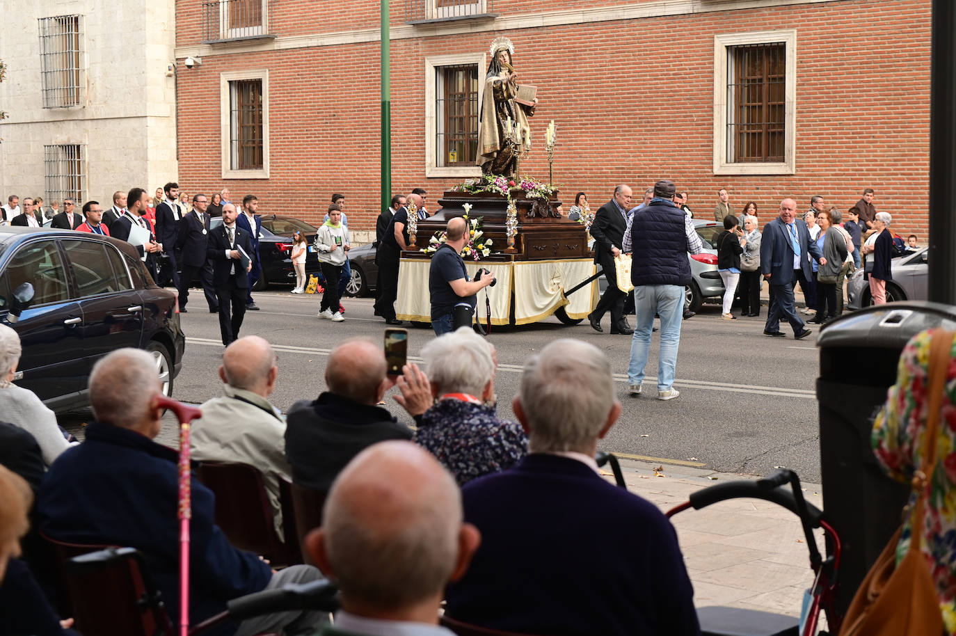 Fotos: Santa Teresa procesiona en Valladolid por el cuarto centenario de su coronación