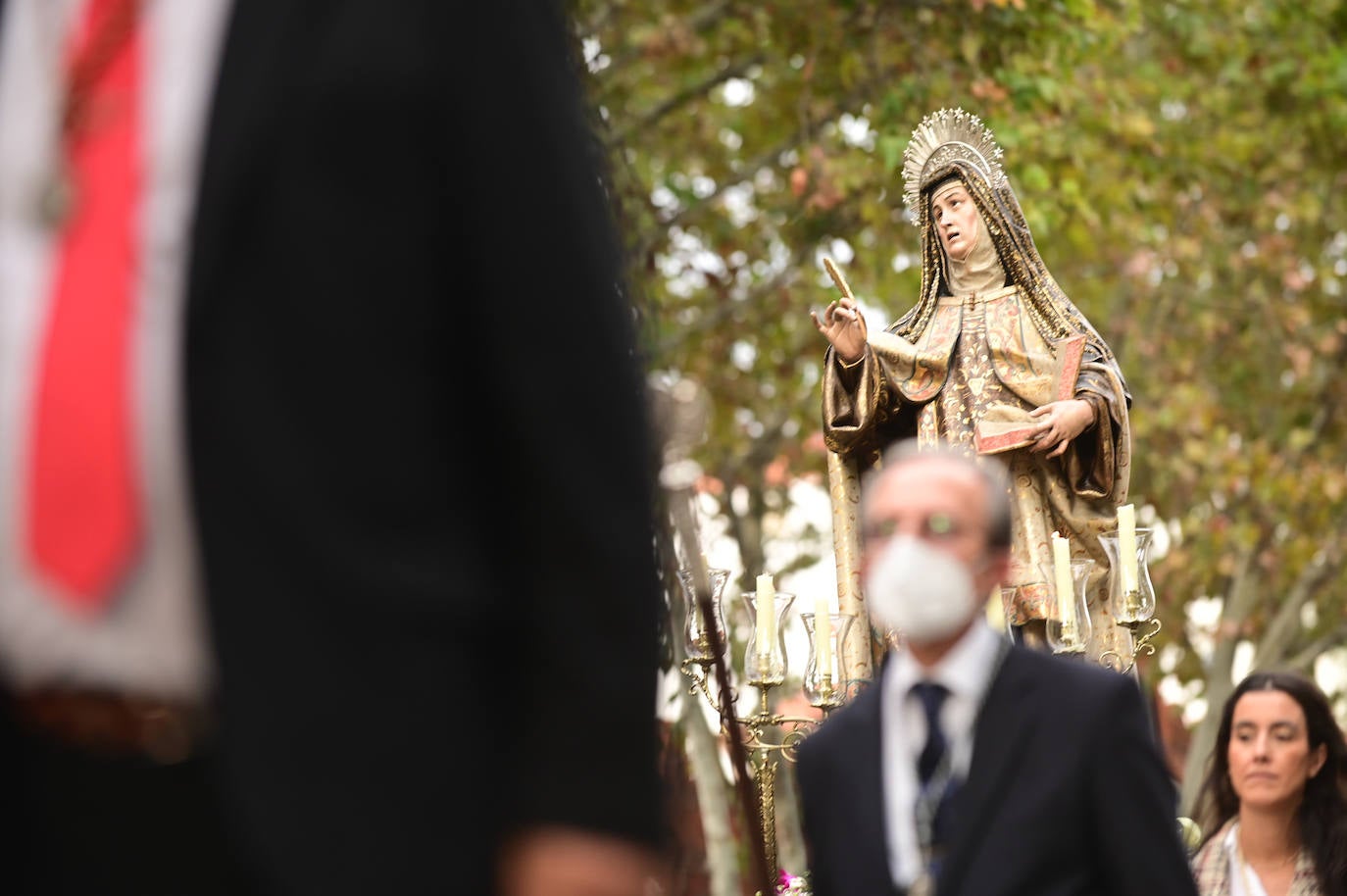 Fotos: Santa Teresa procesiona en Valladolid por el cuarto centenario de su coronación