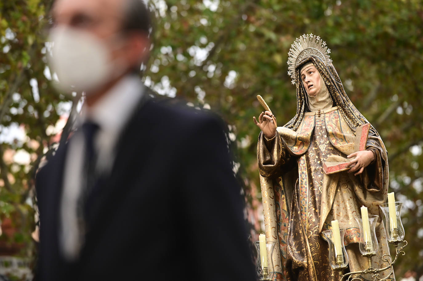 Fotos: Santa Teresa procesiona en Valladolid por el cuarto centenario de su coronación