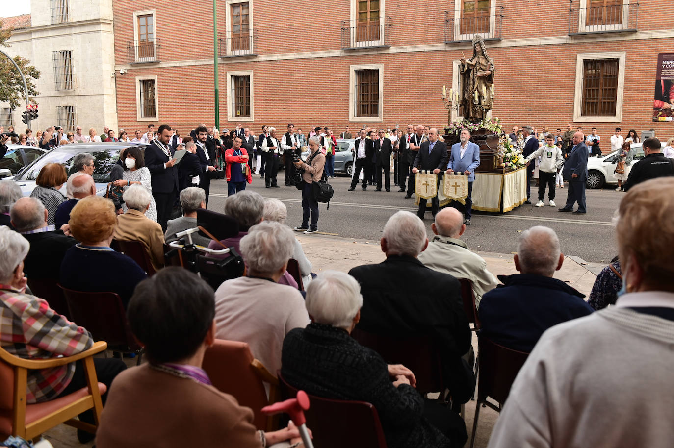 Fotos: Santa Teresa procesiona en Valladolid por el cuarto centenario de su coronación