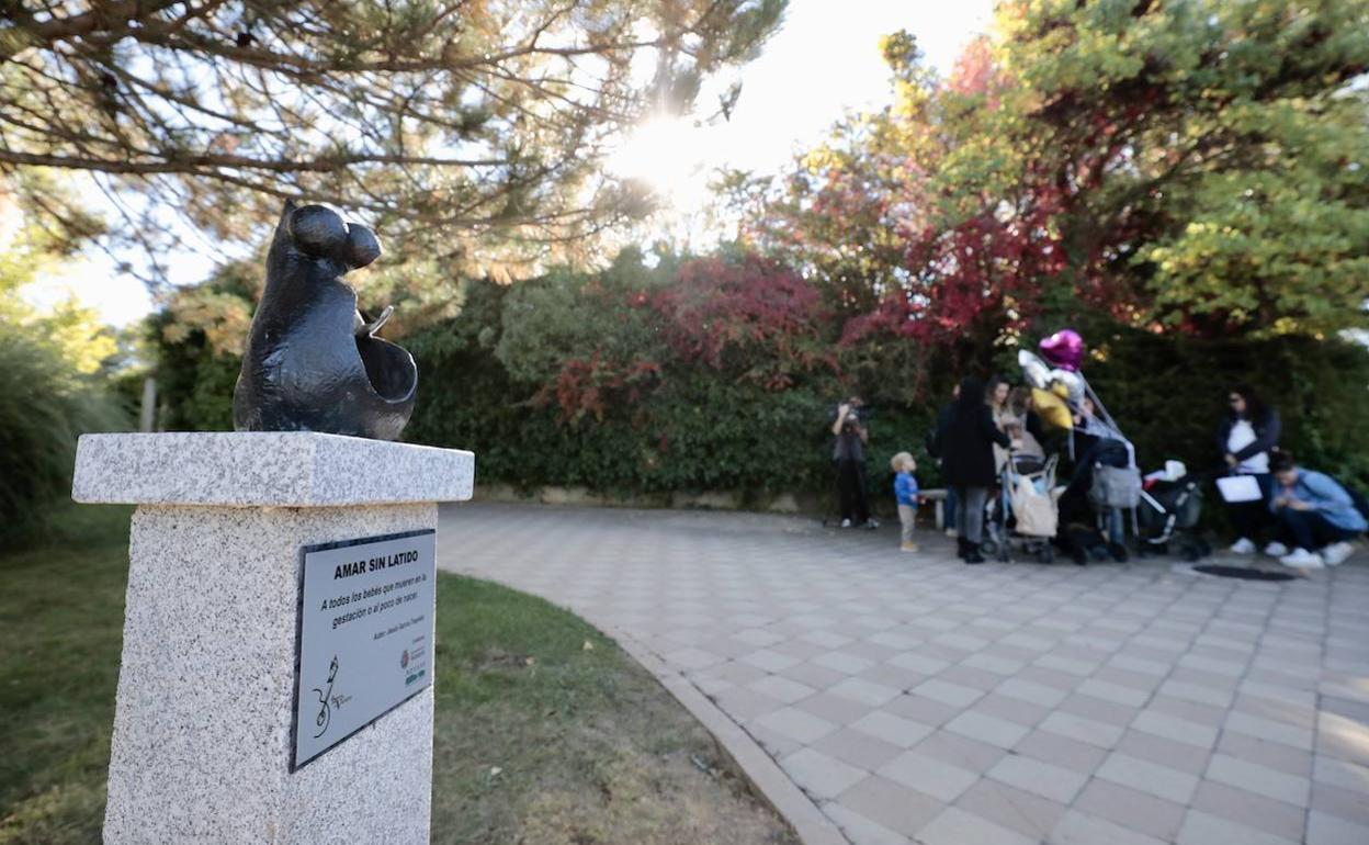La escultura que preside el 'rincón blanco' en el cementerio de las Contiendas.