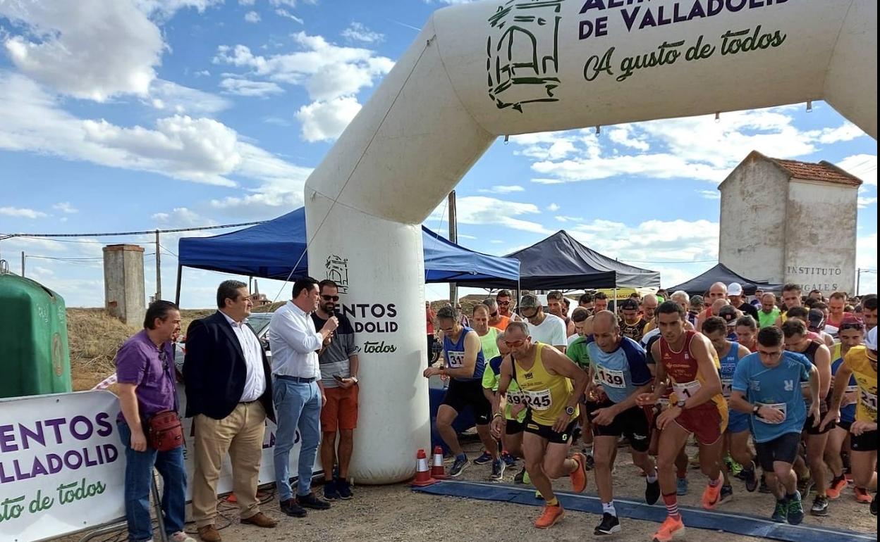Los corredores inician la carrera con el pistoletazo de salida.