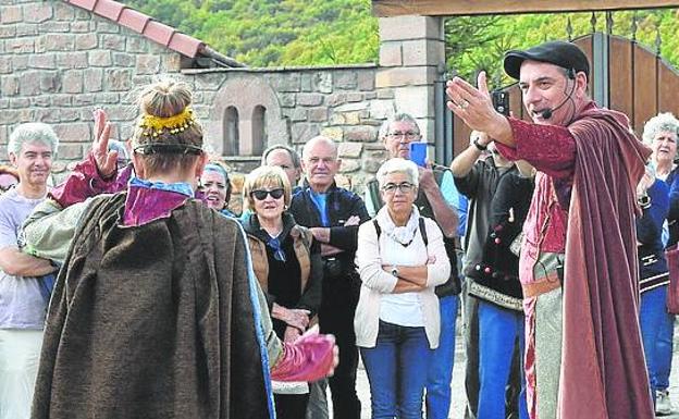 El conde y su mujer, junto a la fuente de Brañosera. 