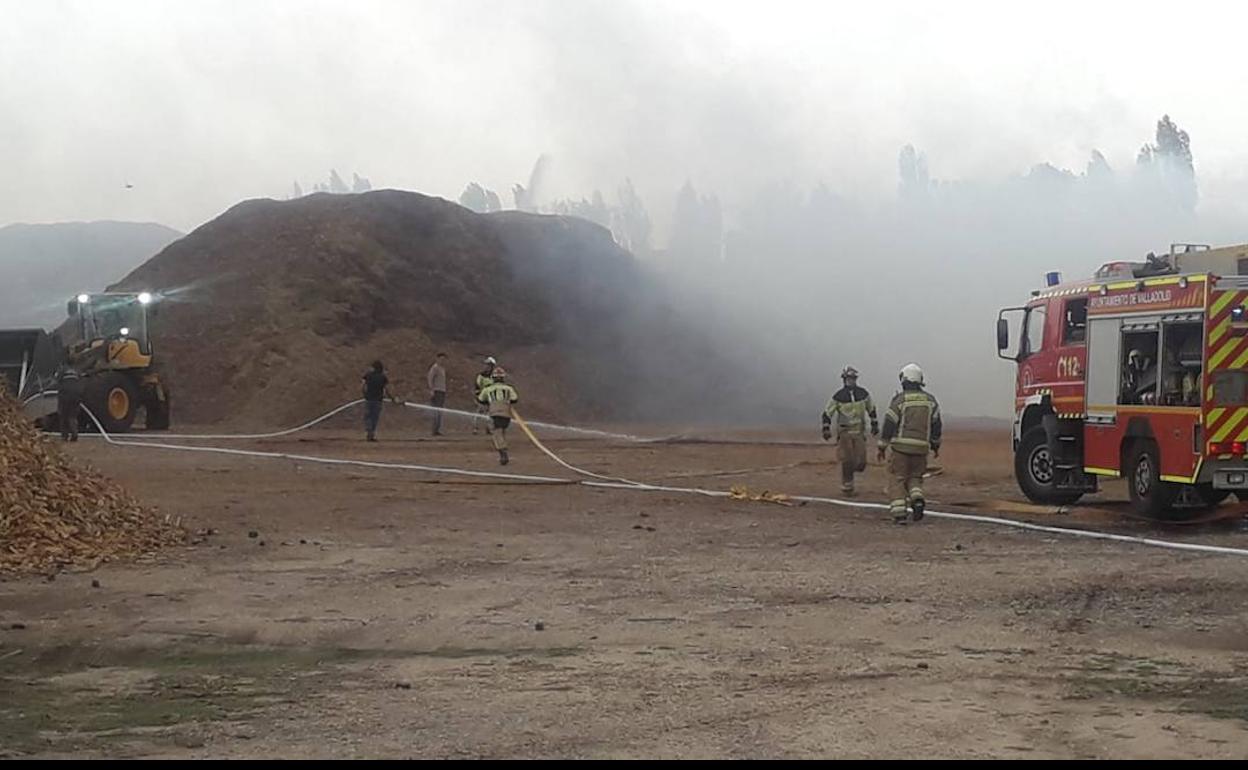 Bomberos durante las labores de extinción del fuego. 