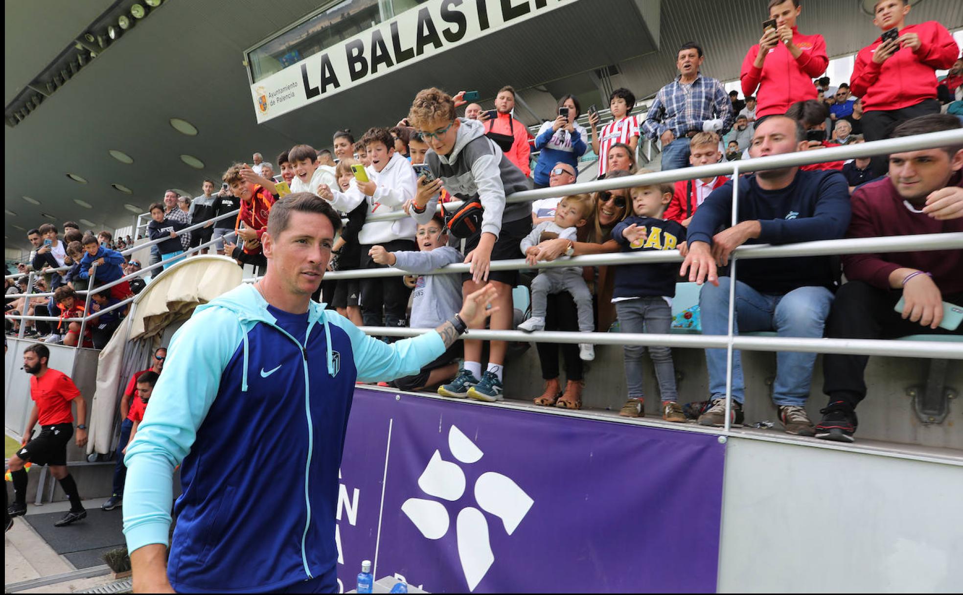 Fernando Torres saluda a los aficionados de la grada tras el descanso en La Balastera.