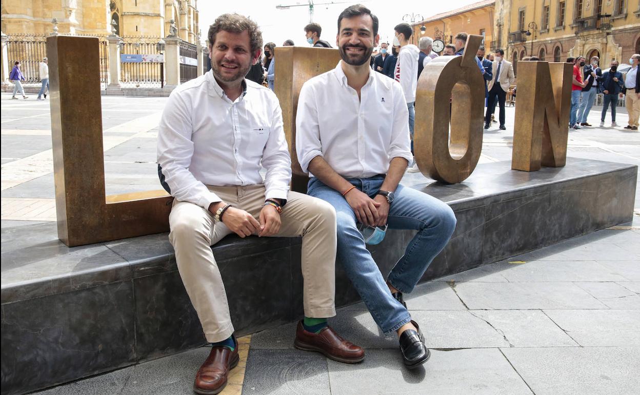 Javier Santiago Vélez (Izquierda), cuando presentó su candidatura para presidir el PP de León, en junio de 2021. 