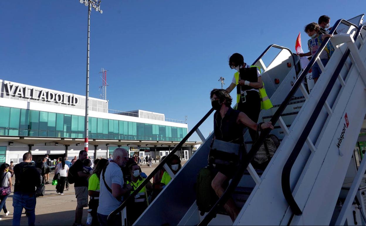 Llegada de pasajeros al aeropuerto de Valladolid. 