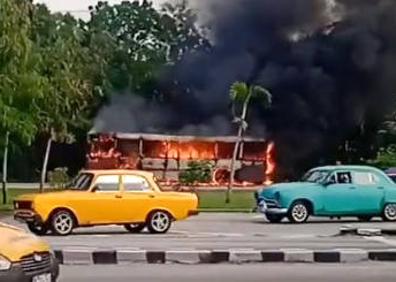 Imagen secundaria 1 - Arriba, presentación de los autobuses Pegaso de Auvasa en Valladolid en los años ochenta. Debajo, dos detalles del antiguo vehículo devorado por las llamas en La Habana el pasado viernes. 