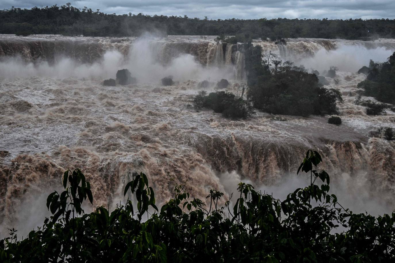 Fotos: Las cataratas de Iguazú se desbordan tras las fuertes lluvias torrenciales