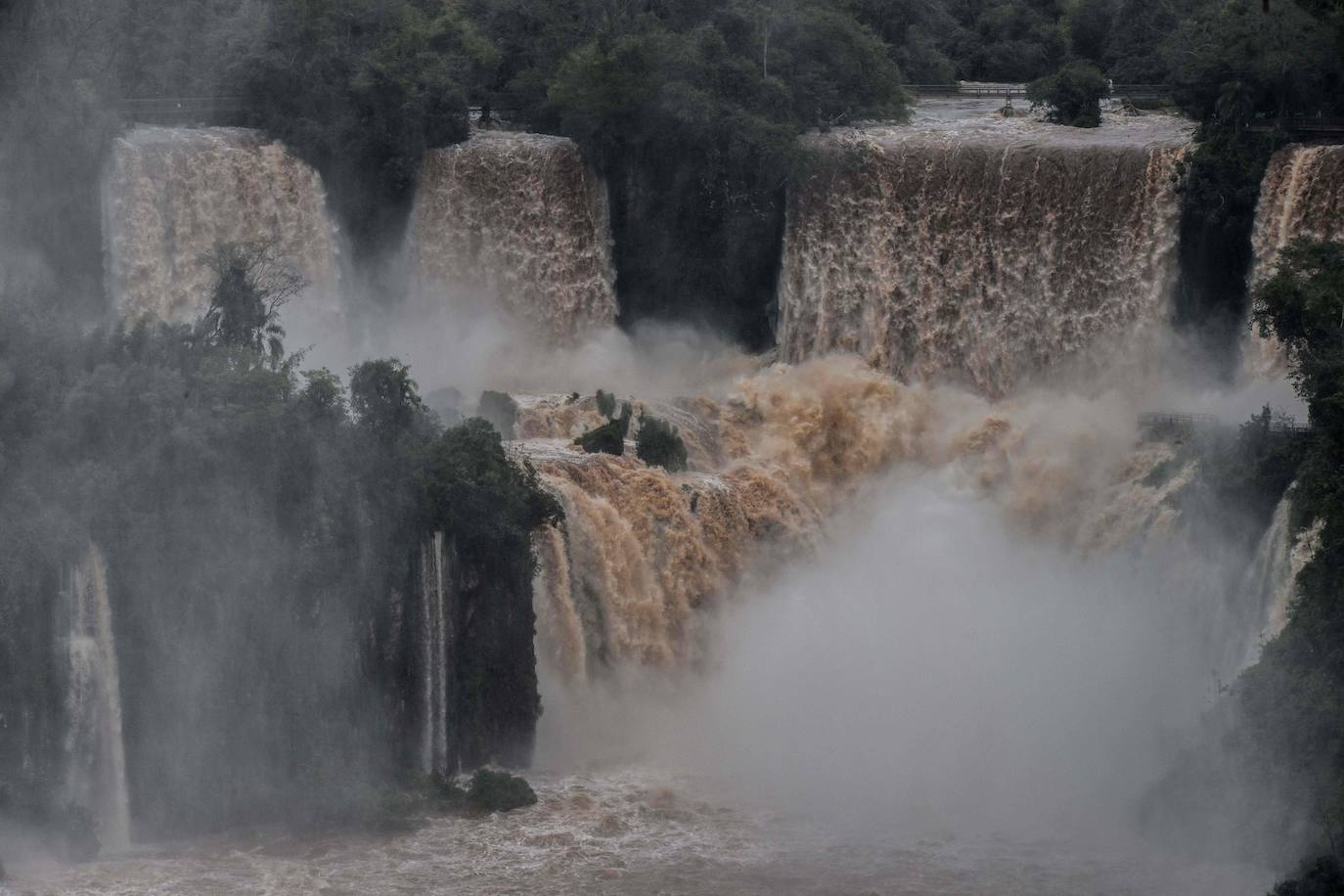 Fotos: Las cataratas de Iguazú se desbordan tras las fuertes lluvias torrenciales