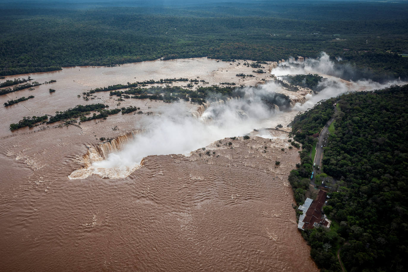 Fotos: Las cataratas de Iguazú se desbordan tras las fuertes lluvias torrenciales