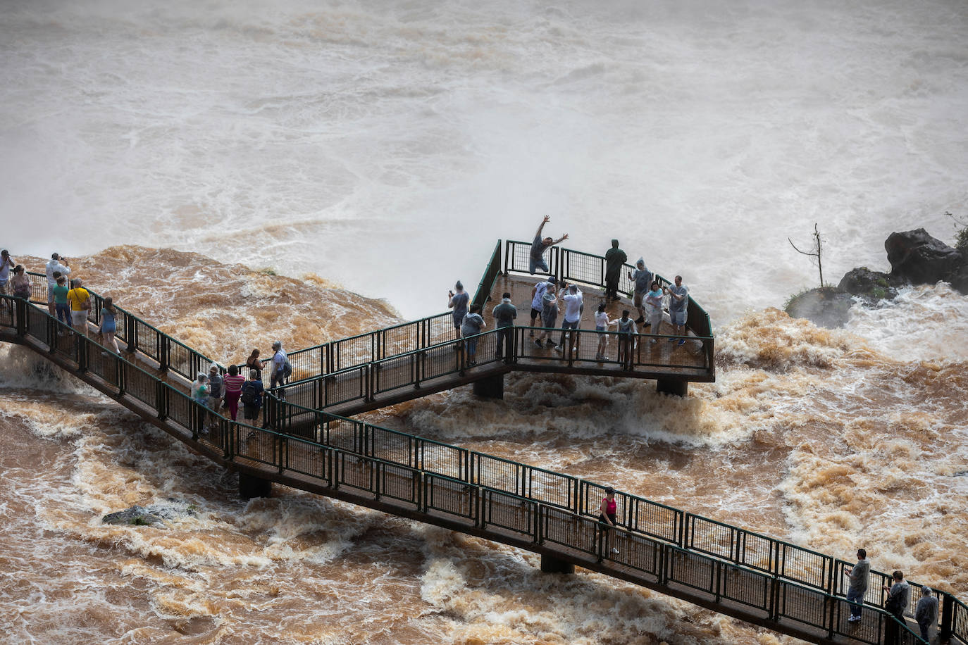 Fotos: Las cataratas de Iguazú se desbordan tras las fuertes lluvias torrenciales