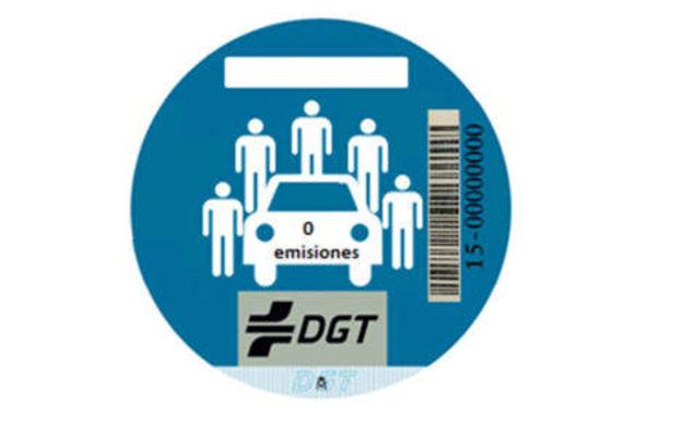 La desconocida pegatina de la DGT: ¿qué vehículos pueden llevarla?