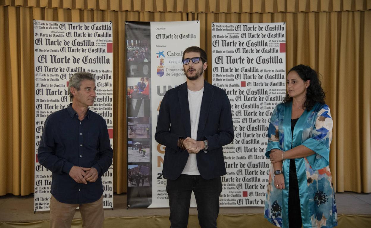 Quique Yuste, responsable de El Norte en Segovia, interviene junto a Jesús Martín, alcalde de Mozoncillo, y la representante de Caixabank en la villa, Marta Pérez . 