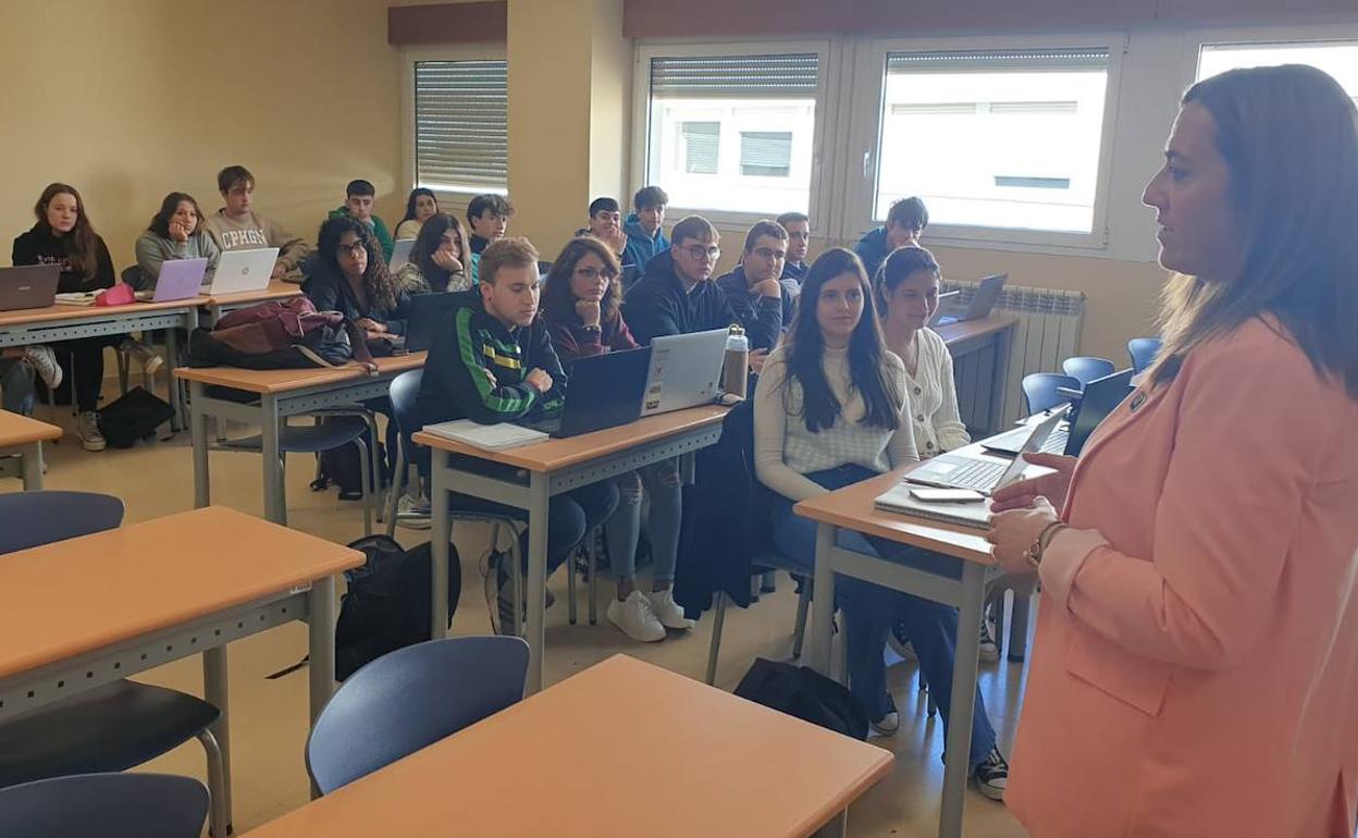 La delegada del Gobierno, Virginia Barcones, con alumnos en un aula en Soria. 