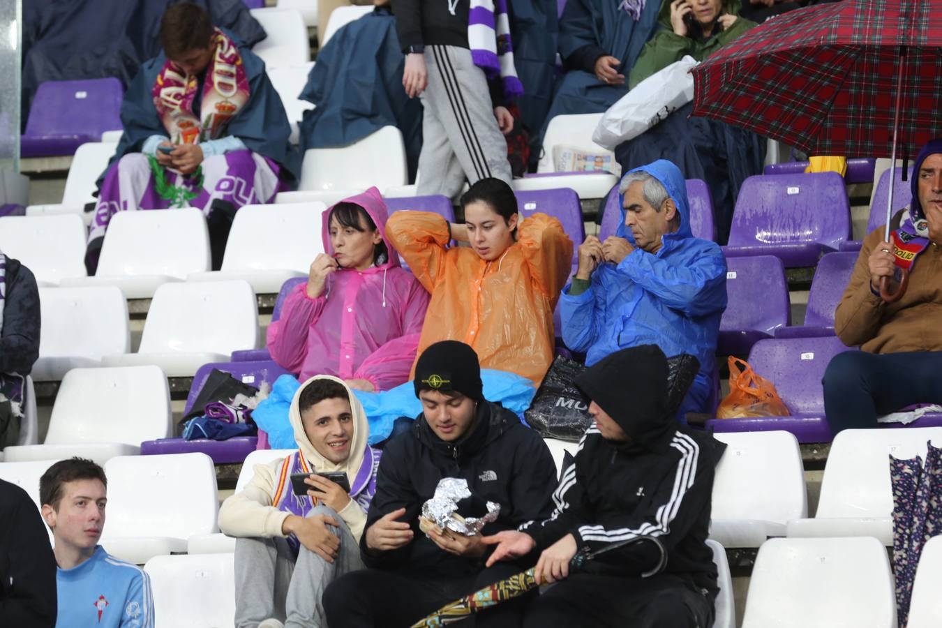 Fotos: Búscate en las fotos de la grada del Real Valladolid-Celta de Vigo (3/4)