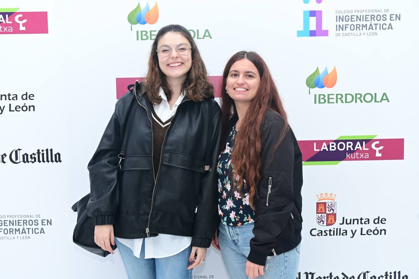 Estudiantes de la Facultad de Comercio de la Universidad de Valladolid Marta Rodríguez de Cruz y Carla Casado Arias.