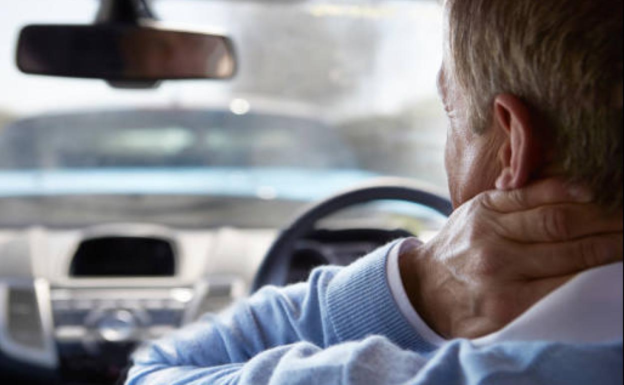 ¿Se puede conducir estando de baja por ansiedad, lumbalgia o cervicalgia? La RACE responde