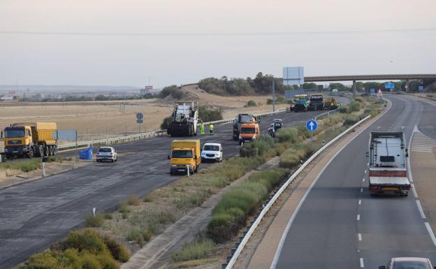 La calzada de la A-62, en obras este miércoles. 