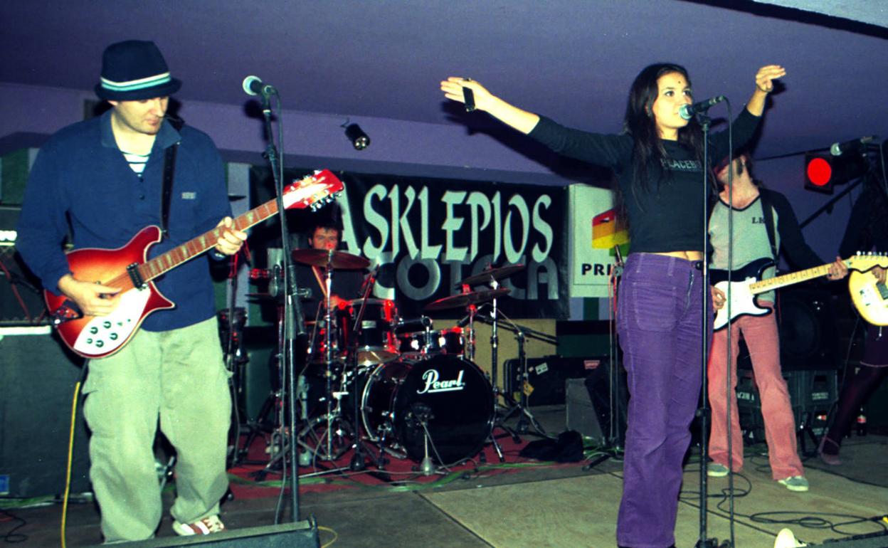 Amaral, durante su concierto en noviembre de 1998. 